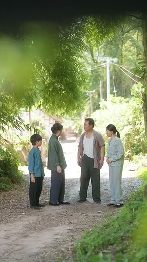 灾荒年代全家靠我心声逆袭 (81集)  灾荒年代全家靠我心声逆袭 (81集) 精彩短剧上线